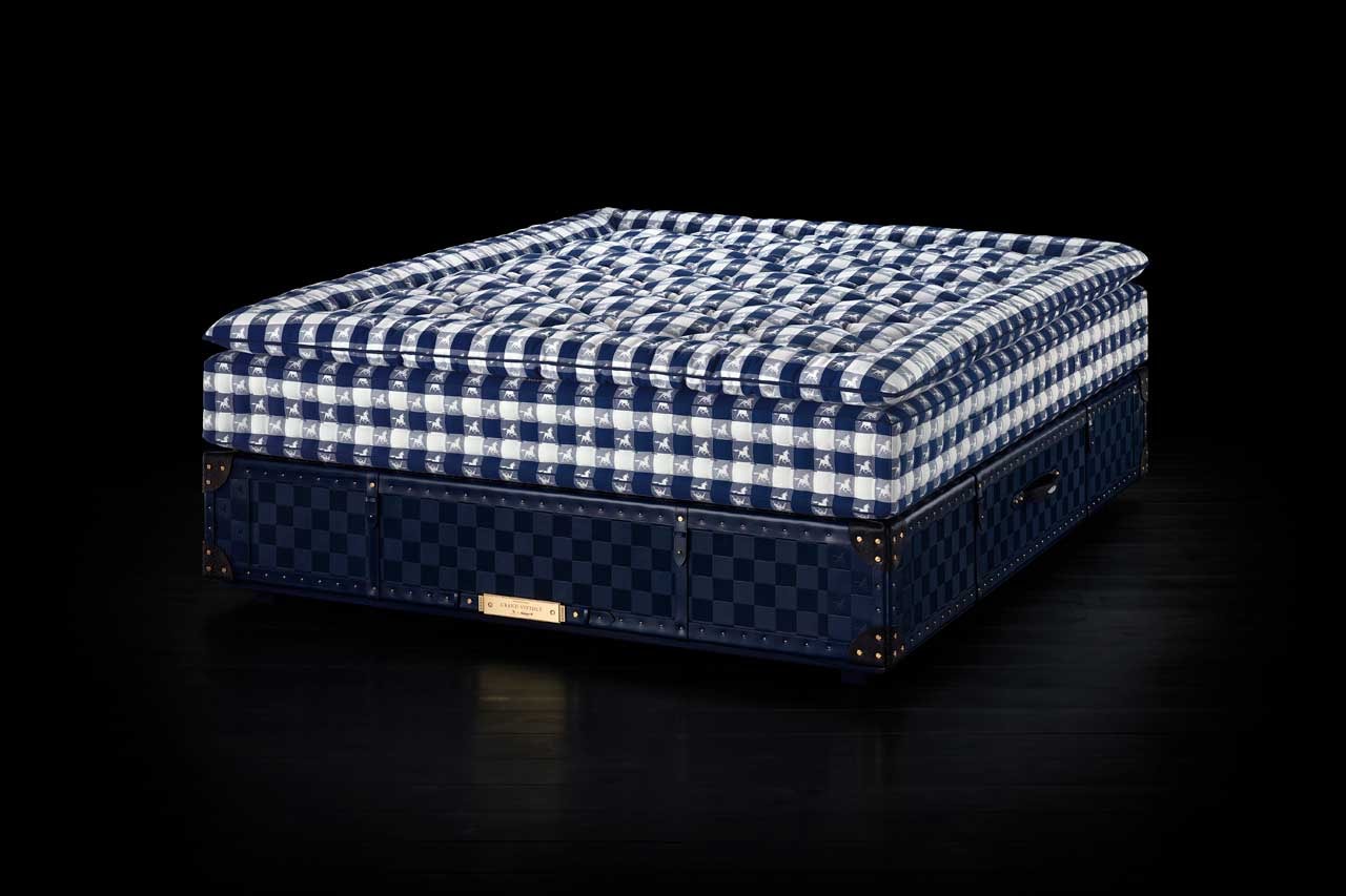 Hästens Grand Vividus bed in blue check upholstery