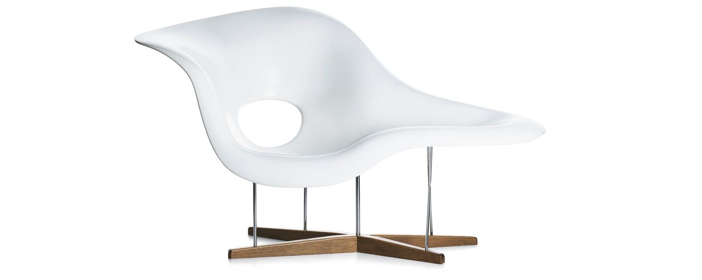 Vitra La Chaise in white, with oval opening, chrome supports and crossed oak base