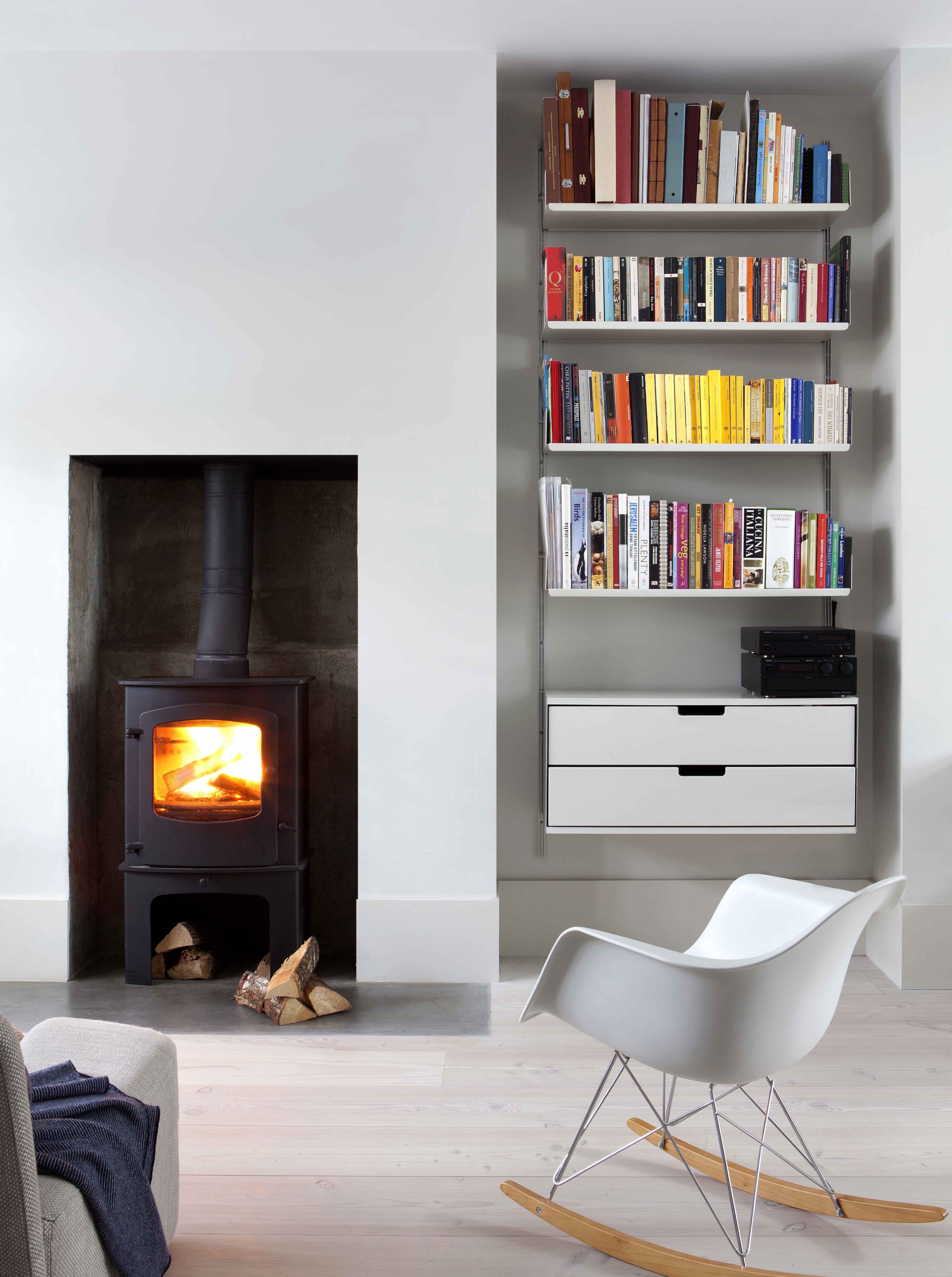 Vitsœ 606 shelving system in a living room alcove