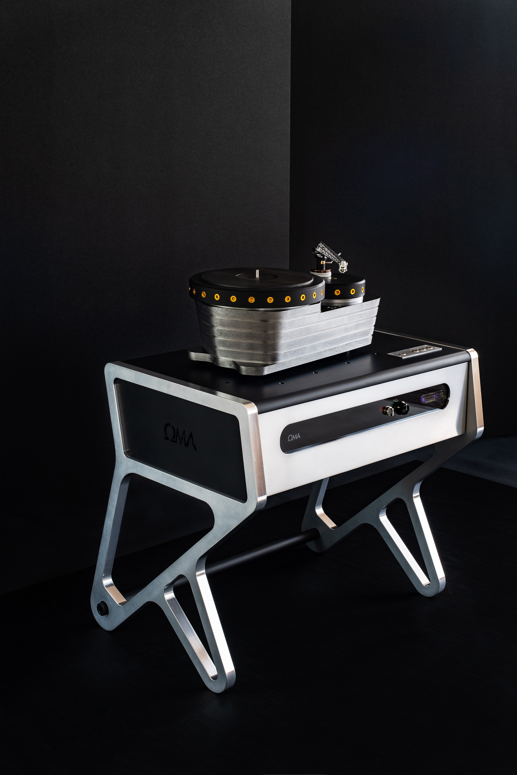 Oswalds Mill Audio K3 turntable and Schröder tonearm on the optional dedicated OMA stand
